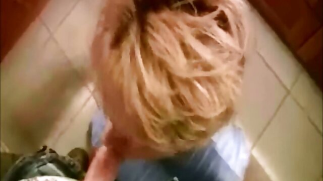 大人の観光客は、路上で若いアジアの女性に自分自身を添付し、数日間アパートで彼女を性交する 女子 専用 av 無料
