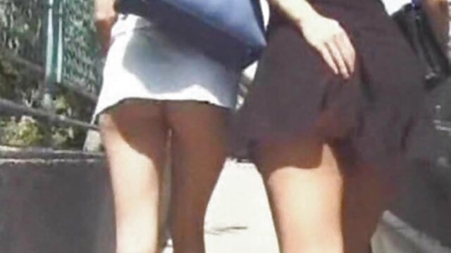 老人は、ソファの上に短い髪の成熟した妻を持っています 女性 向け セックス 動画 無料