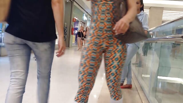 赤いビキニの関係の恋人を持つ母と彼女の手で男根をmasturbates 女の子 用 av 動画