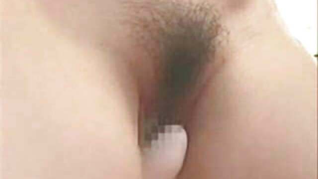 ベッドで性交する前に日焼けした女性の膣を舐めている上に禿げた斑点を持つ男 av 無料 女性 向け