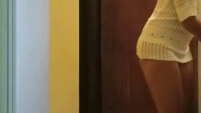 男は彼女の口の中で素敵な服と彼のコックで女の子に自慰行為をします 女性 用 エッチ 無料